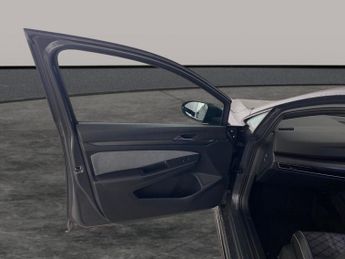 Volkswagen Golf 2.0 TDI R-Line DSG (150 ps) - NAV - LED - HEATED STEERING