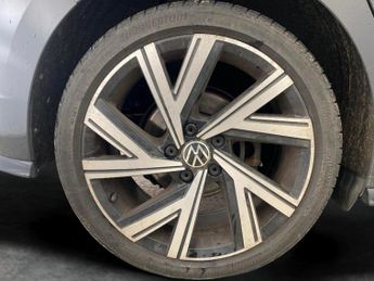 Volkswagen Golf 2.0 TDI R-Line DSG (150 ps) - NAV - LED - HEATED STEERING