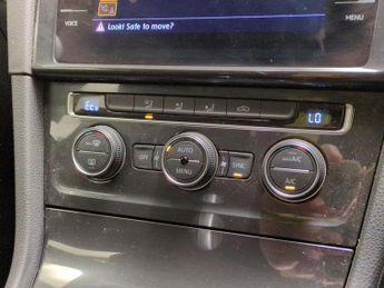 Volkswagen E-golf 35.8kWh e-Golf (136 ps) - LED - BLUETOOTH - PARK SENSORS