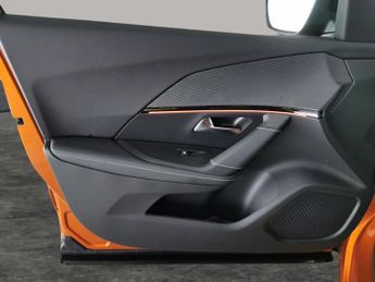 Peugeot E-2008 50kWh GT Premium (136 ps) - LED - REVERSE CAM - ALCANTARA
