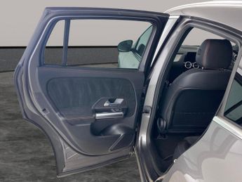 Mercedes-Benz EQA EQA 350 66.5kWh AMG Line 4MATIC (292 ps) - ADAPTIVE LIGHTS - HEA