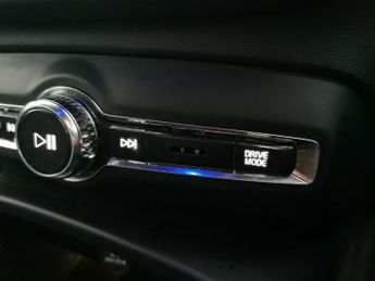 Volvo XC40 1.5h T4 Recharge 10.7kWh Plus Plug-in (211 ps) - SURROUND VIEW