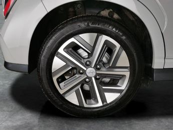 Hyundai Kona 64kWh Premium (10.5kW Charger) (204 ps) - LED - REVERSE CAM - NA