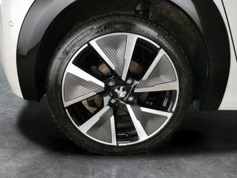 Peugeot E-208 50kWh GT (136 ps) - LED - REVERSE CAM - NAV