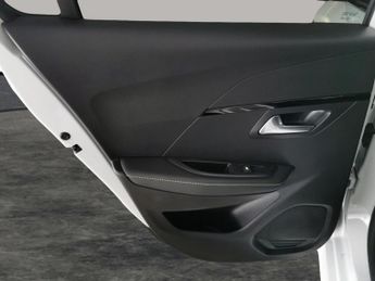 Peugeot E-208 50kWh GT (136 ps) - LED - REVERSE CAM - NAV