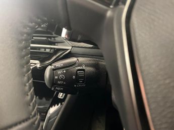 Peugeot 208 1.2 PureTech Allure Premium + EAT (130 ps) - NAV - BLUETOOTH - C