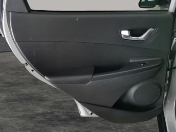 Hyundai Kona 39kWh Premium (10.5kW Charger) (136 ps) - KEYLESS ENTRY - LED - 