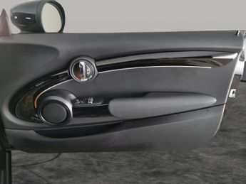 Mini Electric Hatch Cooper SE 32.6kWh Level 2 (184 ps) - BLACK ROOF AND MIRROR CAPS 