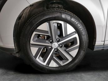 Hyundai Kona 39kWh Premium (10.5kW Charger) (136 ps) - KEYLESS ENTRY - LED - 