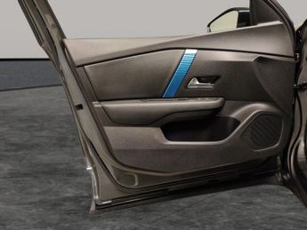 Citroen e-C4 50kWh Shine Plus (136 ps) - HEATED STEERING - BLIND SPOT ASSIST 