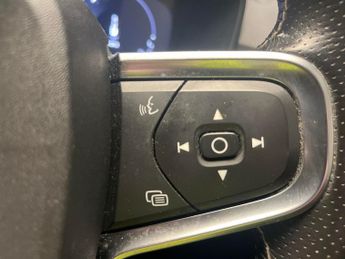 Volvo XC40 1.5h T4 Recharge 10.7kWh R-Design Plug-in (211 ps) - SENSUS SAT 