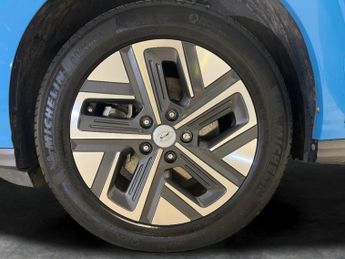 Hyundai Kona 39kWh SE Connect (10.5kW Charger) (136 ps) - LANE DEPARTURE  - B