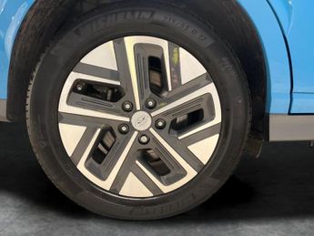 Hyundai Kona 39kWh SE Connect (10.5kW Charger) (136 ps) - LANE DEPARTURE  - B