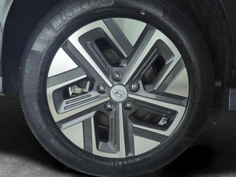 Hyundai Kona 39kWh Premium (10.5kW Charger) (136 ps) - KEYLESS ENTRY - LED - 