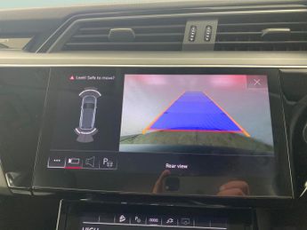 Audi e-tron 55 Sport quattro 95kWh (11kW Charger) (408 ps) - REVERSE CAM