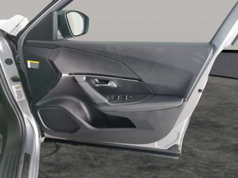 Peugeot E-2008 50kWh GT Premium (136 ps) - KEYLESS ENTRY - LED - REVERSE CAM