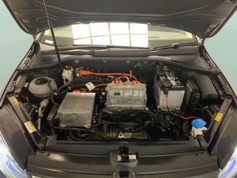 Volkswagen E-golf 35.8kWh e-Golf (136 ps) - USB AUDIO - SPLIT FOLDING REAR SEATS -