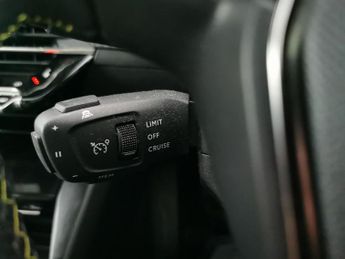 Peugeot E-2008 50kWh GT Premium (136 ps) - KEYLESS ENTRY - LED - REVERSE CAM