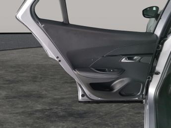 Peugeot E-2008 50kWh GT Premium (136 ps) - KEYLESS ENTRY - LED - REVERSE CAM