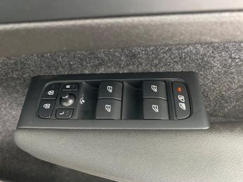 Volvo XC40 1.5h T4 Recharge 10.7kWh Core Plug-in (211 ps) - HEATED SEATS