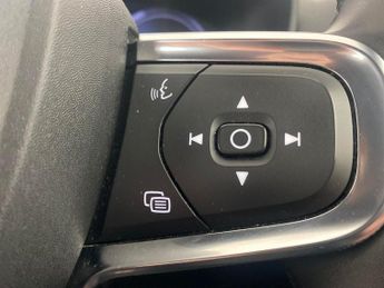 Volvo XC40 1.5h T4 Recharge 10.7kWh Core Plug-in (211 ps) - HEATED SEATS