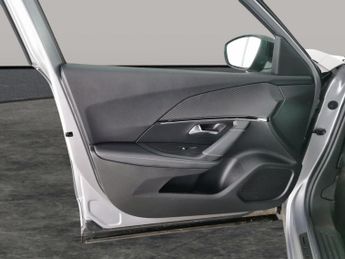 Peugeot E-2008 50kWh GT Premium (136 ps) - KEYLESS ENTRY - LED - REVERSE CAM