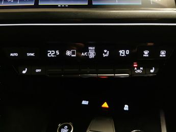 Audi Q4 E-tron 40 S line 82kWh (204 ps) - LANE DEPARTURE  - BLUETOOTH - DRIVING