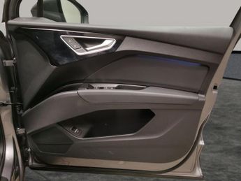 Audi Q4 E-tron 40 S line 82kWh (204 ps) - LANE DEPARTURE  - BLUETOOTH - DRIVING