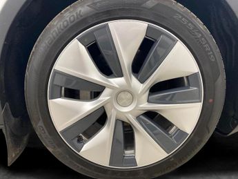 Tesla Model Y SUV RWD (346 ps) - HEATED STEERING - WIFI - BLIND SPOT ASSIST