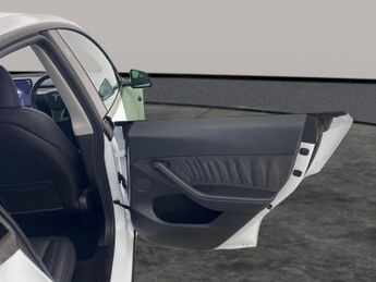 Tesla Model Y SUV RWD (346 ps) - HEATED STEERING - WIFI - BLIND SPOT ASSIST