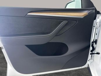 Tesla Model Y SUV RWD (346 ps) - HEATED STEERING - WIFI - BLIND SPOT ASSIST