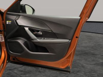 Peugeot E-2008 50kWh GT Premium (136 ps) - REVERSE CAM - ALCANTARA - NAV