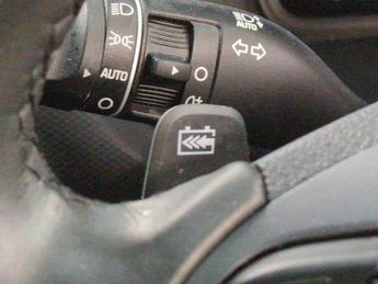 Hyundai Kona 64kWh Premium (10.5kW Charger) (204 ps) - HEATED SEATS - HEATED 