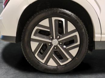 Hyundai Kona 64kWh Premium (10.5kW Charger) (204 ps) - HEATED SEATS - HEATED 
