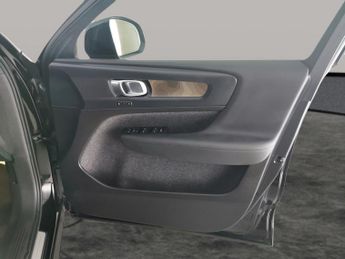 Volvo XC40 Recharge 69kWh Plus (231 ps) - BLACK ROOF RAILS - KEYLESS ENTRY