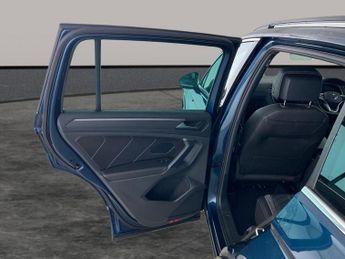 Volkswagen Tiguan 2.0 TDI R-Line Edition DSG 4Motion (150 ps) - HEATED STEERING - 