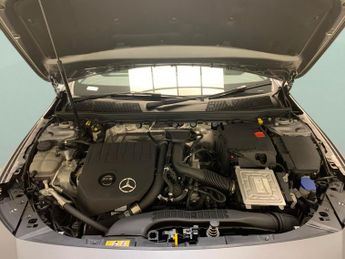 Mercedes-Benz CLA 1.3 CLA180 AMG Line Night Edition (Premium Plus) Coupe 7G-DCT (1