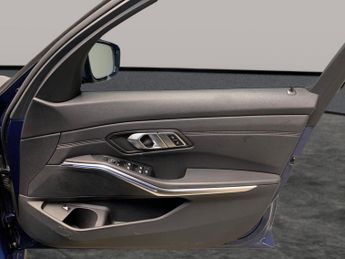 BMW 3 Series 2.0 330e 12kWh Sport Pro Plug-in (292 ps) - ACOUSTIC GLAZING