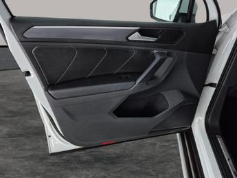 Volkswagen Tiguan 2.0 TDI R-Line DSG 4Motion (150 ps) - DAB - 20IN ALLOYS - BLUETO