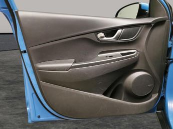 Hyundai Kona 39kWh Premium (10.5kW Charger) (136 ps) - HEATED SEATS - HEATED 