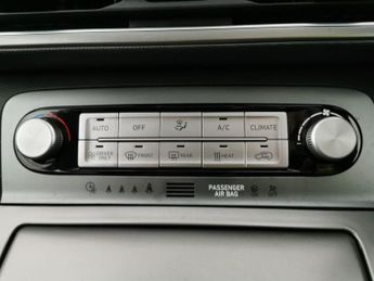 Hyundai Kona 64kWh Premium (10.5kW Charger) (204 ps) - LED - REVERSE CAM - NA