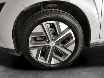 Hyundai Kona 64kWh Premium (10.5kW Charger) (204 ps) - LED - REVERSE CAM - NA