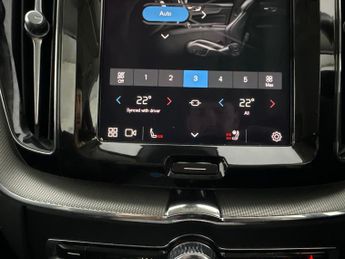 Volvo XC60 2.0 B5 MHEV Plus AWD (250 ps) - LED - REVERSE CAM - NAV