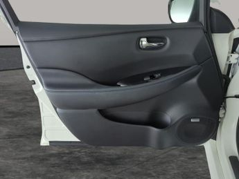 Nissan Leaf 40kWh Tekna (150 ps) - NAV - HEATED SEATS - ALCANTARA