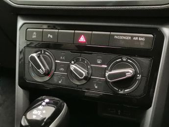 Volkswagen T-cross 1.0 TSI Active DSG (110 ps) - PARK SENSORS - AIR CON - DAB