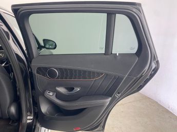 Mercedes-Benz EQC EQC 400 80kWh AMG Line (Premium Plus) 4MATIC (408 ps) - SELF PAR