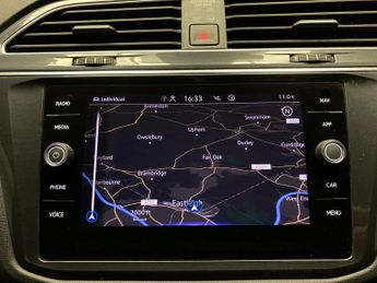Volkswagen Tiguan 1.4 TSI 13kWh R-Line Plug-in DSG (245 ps) - HEATED SEATS - NAV