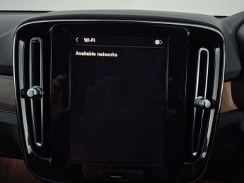 Volvo XC40 Recharge 69kWh Core (231 ps) - BLACK ROOF RAILS - ACTIVE LANE AS