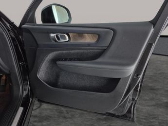 Volvo XC40 Recharge 69kWh Core (231 ps) - BLACK ROOF RAILS - ACTIVE LANE AS