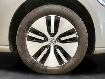 Volkswagen E-golf 35.8kWh e-Golf (136 ps) - CLIMATE CONTROL - DAB - USB AUDIO
